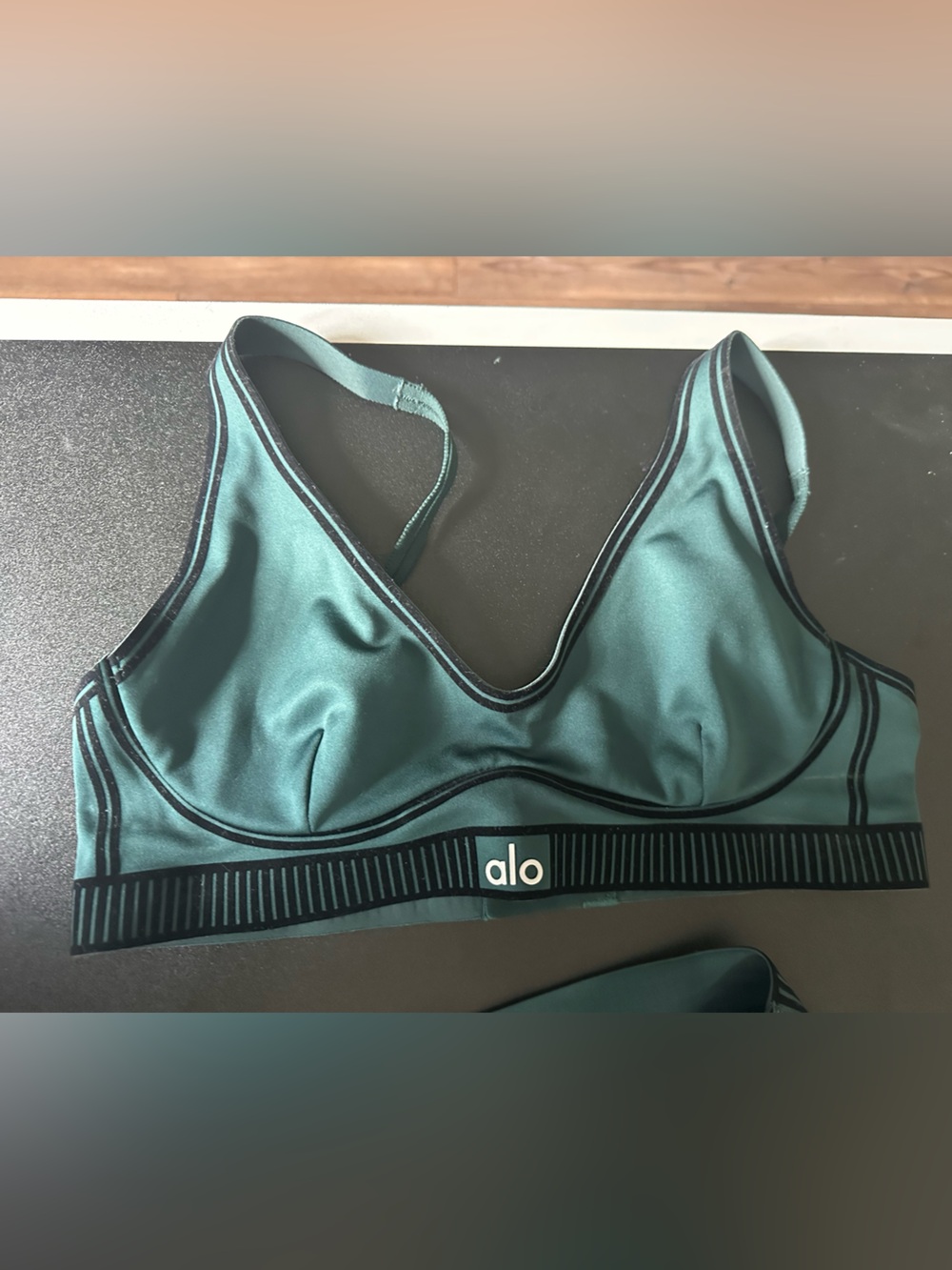 Alo Yoga Set: Line Up 7/8 Legging & Line Up Bra in Winter Ivy - Med - Picture 5 of 11
